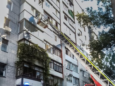 У Вінниці рятувальники визволили матір, яку малюк випадково зачинив на балконі