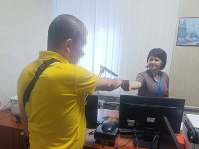 У Смілі міграційники відновили документи військовому, який повернувся з полону