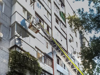 Півторарічний малюк зачинив маму на балконі: у Вінниці рятувальникам довелося лізти на п’ятий поверх