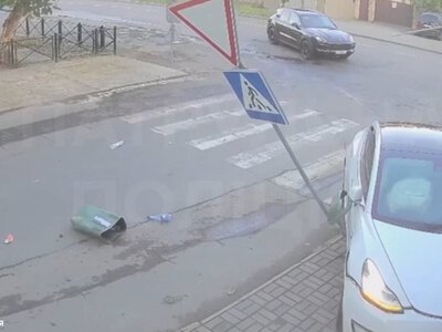 В Ужгороді водійка Tesla знесла дорожній знак і врізалася в будинок (ВІДЕО)