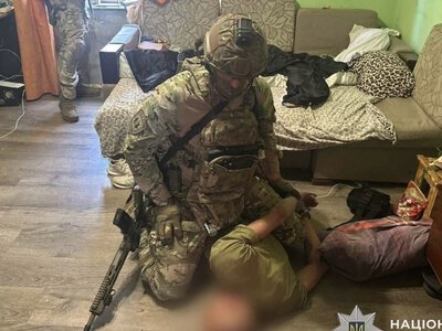 В Ужгороді КОРД затримав озброєного чоловіка, який забарикадувався в будинку з дружиною та дитиною (ФОТО)