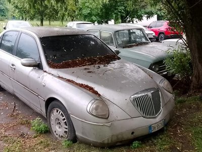 Покинутий раритет: у Києві просто неба іржавіє незвичне розкішне авто з Італії (ФОТО)