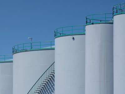 Рекордні удари по нафтовій інфраструктурі: у Росії видобуток нафти знизився до річного мінімуму
