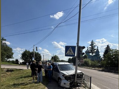 ДТП під Бердичевом: легковик протаранив світлофор