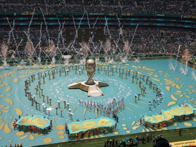 Мексика на старті чемпіонату світу з футболу перемогла ПАР у грі з трьома червоними картками