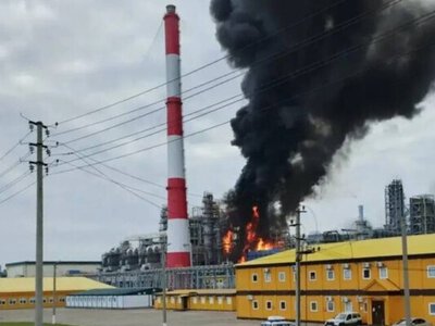 У росії після атаки дронів палають два хімічні заводи