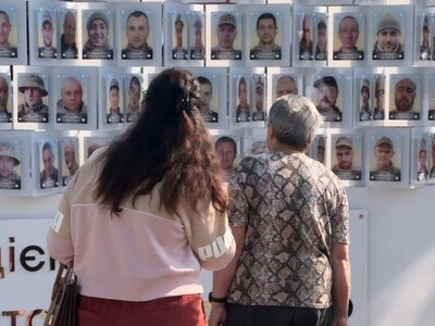 “Місто має знати”: як у Луцьку світлини потрапляють на фотостенд зниклих і полонених бійців