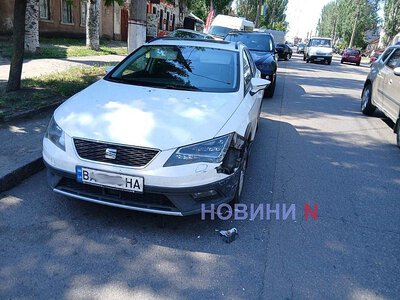 У центрі Миколаєва вантажівка зачепила легковик