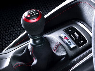 Заглохлий двигун та ривки: Електрокари Toyota отримають дуже реалістичну механічну коробку передач