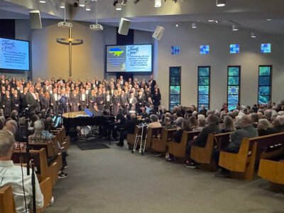 Американський хор-феномен Mosaic порушив власне 20-річне правило заради України: у Сіетлі відбувся благодійний концерт