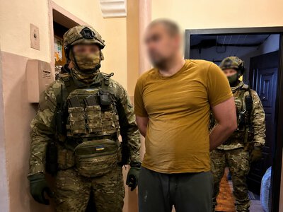 Продавав зброю через соцмережі та пошту: у Києві затримали торговця зброєю