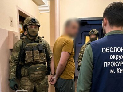 У Києві затримали чоловіка за продаж зброї через поштомати