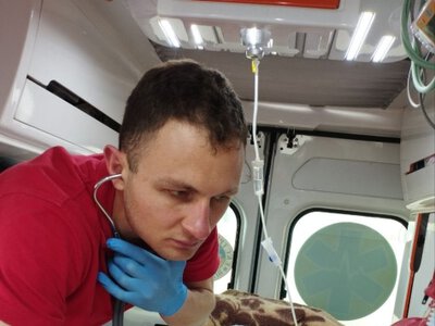 Під апаратом ШВЛ із Вінниці до Польщі: медики евакуювали тяжкопораненого військового