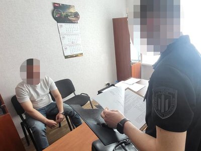 ДБР розпочало розслідування щодо поліцейського, який у кайданках продовжував завдавати шкоди беззахисній особі