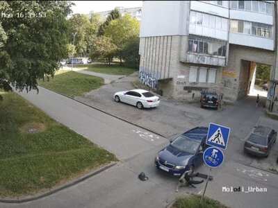 У Луцьку камера зафіксувала ДТП за участю автомобіля та електросамоката