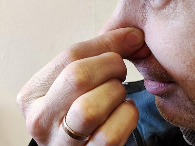 “Втомилися жити на фекальній бочці”: у Миколаєві житловий будинок роками затоплюють міські нечистоти