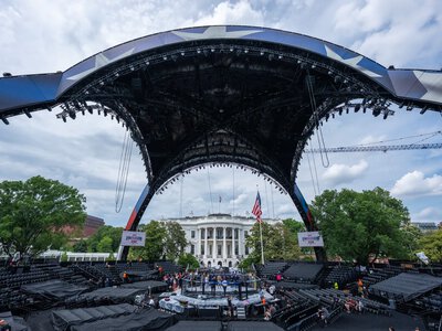 Під Білим домом встановили гігантську арену для бою в клітці у день народження Трампа