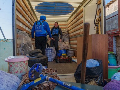 Із меблями та домашніми тваринами: на Донеччині евакуюють родини з усім майном