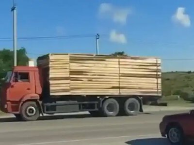 В окупованому Криму росіяни маскують бензовози під цивільні фургони