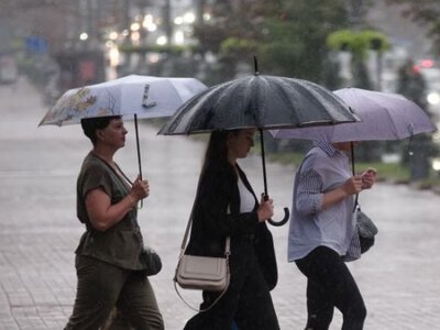 Київ та область накрила негода: затоплені вулиці, повалені дерева і град (відео)