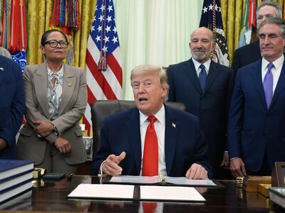 Трамп вчора обіцяв бити по Ірану, а сьогодні анонсував угоду цими вихідними. Що сталося