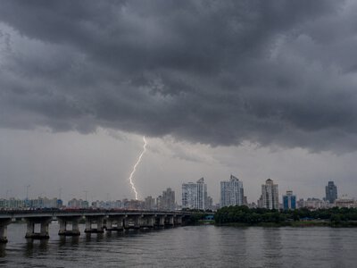 Град, шквали та жовтий рівень небезпеки: на Київ насувається потужна негода