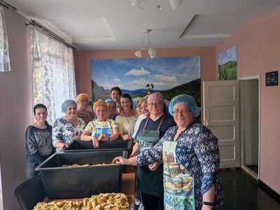 Незвичайна місія у Карпатах: що таємно загортали в капустяне листя для захисників України