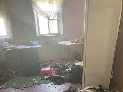 Гори порожніх пляшок та антисанітарію: у Миколаєві у матері вилучили двох дітей