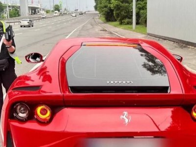У Києві поліція зупинила за перевищення швидкості надпотужний Ferrari за $400 000 (ФОТО)