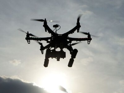 Внаслідок чергової атаки безпілотника на автівку на Сумщині загинула жінка, водій – отримав поранення
