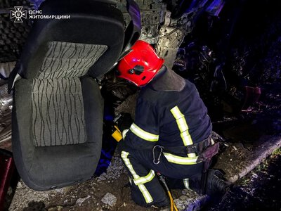 Врізався в електроопору та перекинувся на бік: затиснутого водія рятували після жорсткої аварії у Коростені
