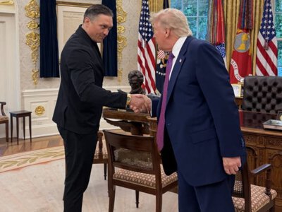 Усик зустрівся з Трампом – українці вже жартують про битву поглядів і дрес-код (фото)  (Відео)