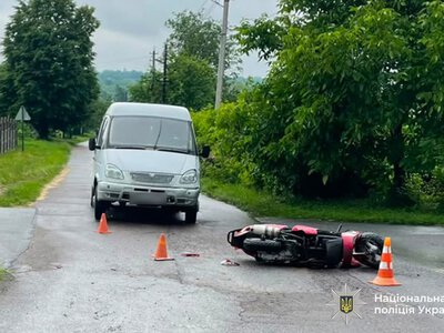 У Дашеві зіткнулися фургон і скутер: травмовану водійку госпіталізували