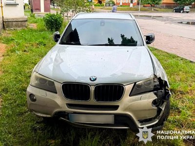 На Рівненщині водій напідпитку врізався в бордюр та злетів на узбіччя