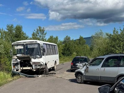 На Берегівщині зіткнулися автобус і два легковики - постраждала жінка