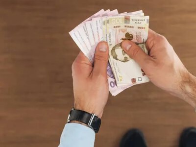 Державна допомога у літній період: які категорії українців отримають додаткові та одноразові виплати 