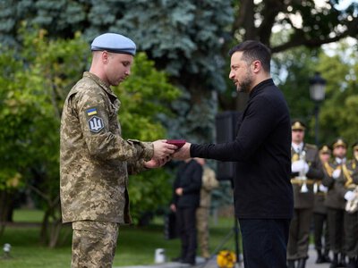 Особисто Зеленський вручив орден воїну з Гусятинщини