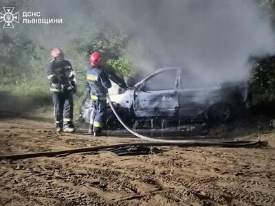 У Яворівському районі вщент згорів автомобіль