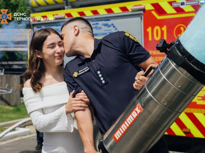 Блакитний чи рожевий: у родині тернопільського рятувальника яскраво розкрили гендерну таємницю (відео+фото)
