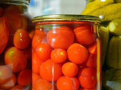 Названо простий спосіб відкрити будь-яку банку: знадобиться звичайна гумка