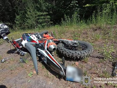 На Хмельниччині 17-річний мотоцикліст вилетів на узбіччя: підліток отримав серйозні травми