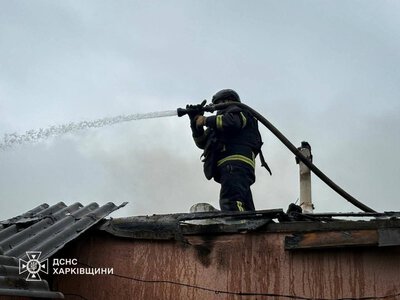 Окупанти вдарили по будинку на Харківщині: спалахнула пожежа (фото)