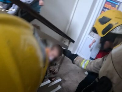 Рятувальники вивільнили дворічну дитину з металевої огорожі на Рівненщині