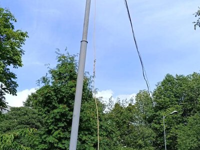 Потенційна небезпека біля дитсадків у Луцьку: з опори звисає провід (Фото)