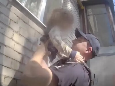 На Волині патрульні врятували малолітню дитину, яка сиділа на підвіконні біля відчиненого вікна