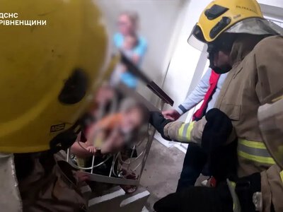 Голова застрягла в огорожі: у Дубні рятувальники визволили дворічну дитину