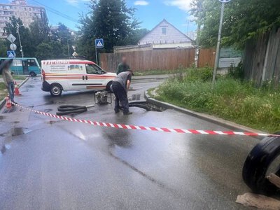 У Києві на вулиці Ушакова провалився асфальт: рух транспорту частково ускладнено