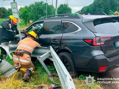 На Полтавщині 86-річний водій кросовера зіткнувся з відбійником: травмованого чоловіка госпіталізували