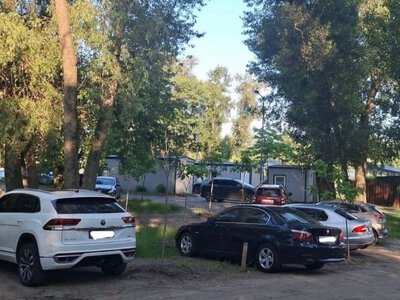 На Долобецькому острові в Києві виписали 23 штрафи за незаконне паркування біля пляжу
