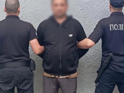 На Закарпатті чоловік погрожував підірвати гранату в будинку, де були його дружина та діти. Його затримали — поліція